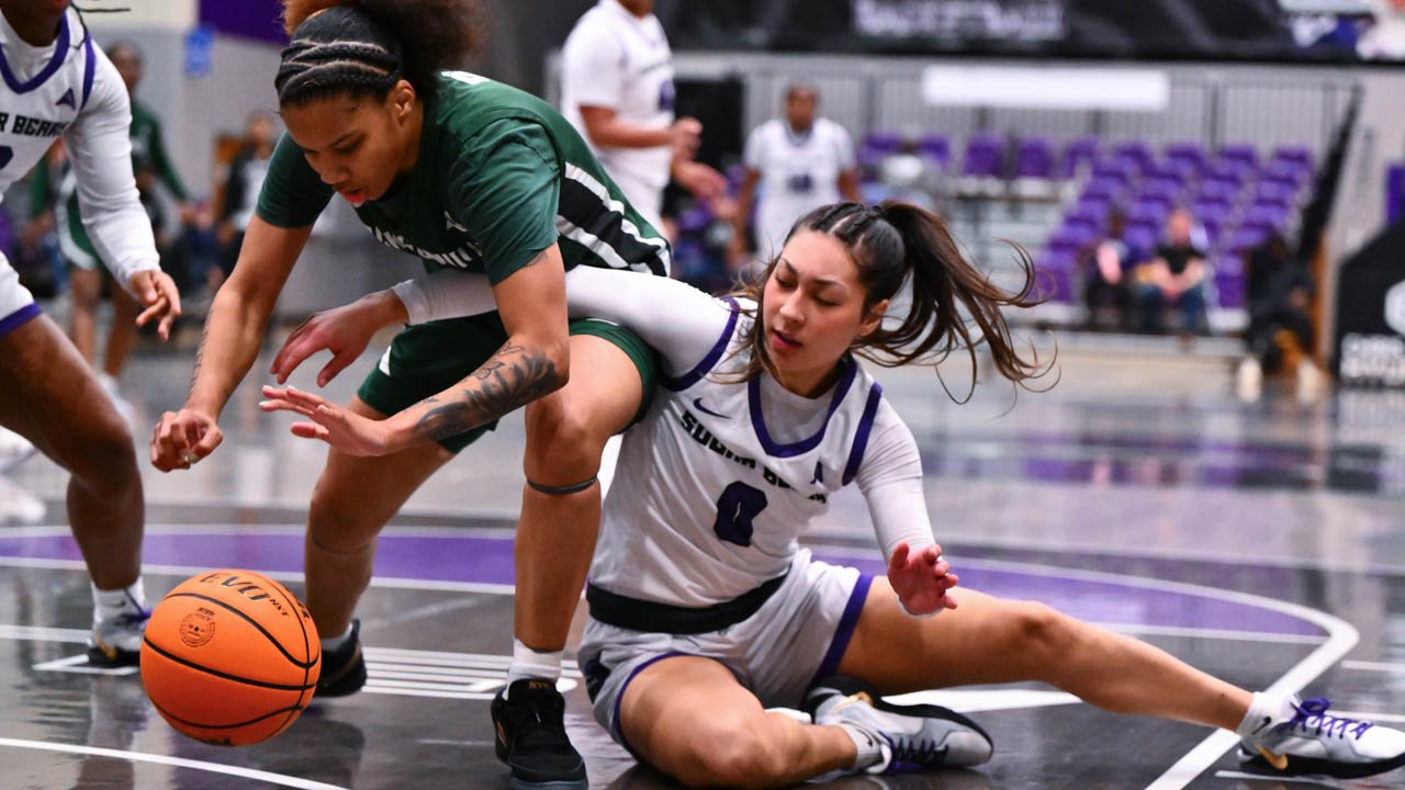 Sugar Bears Jade Upshaw against the Jacksonville Dolphins at the Farris Center
