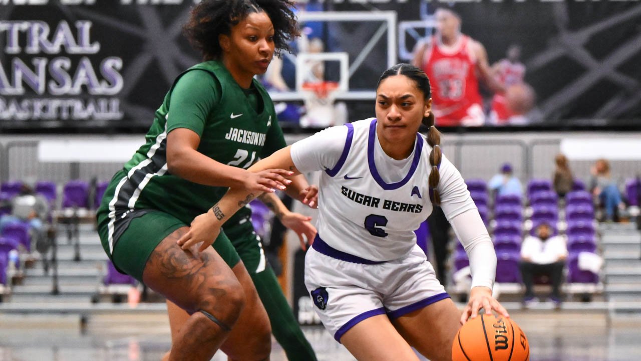 Sugar Bears Leah Mafua against the Jacksonville Dolphins