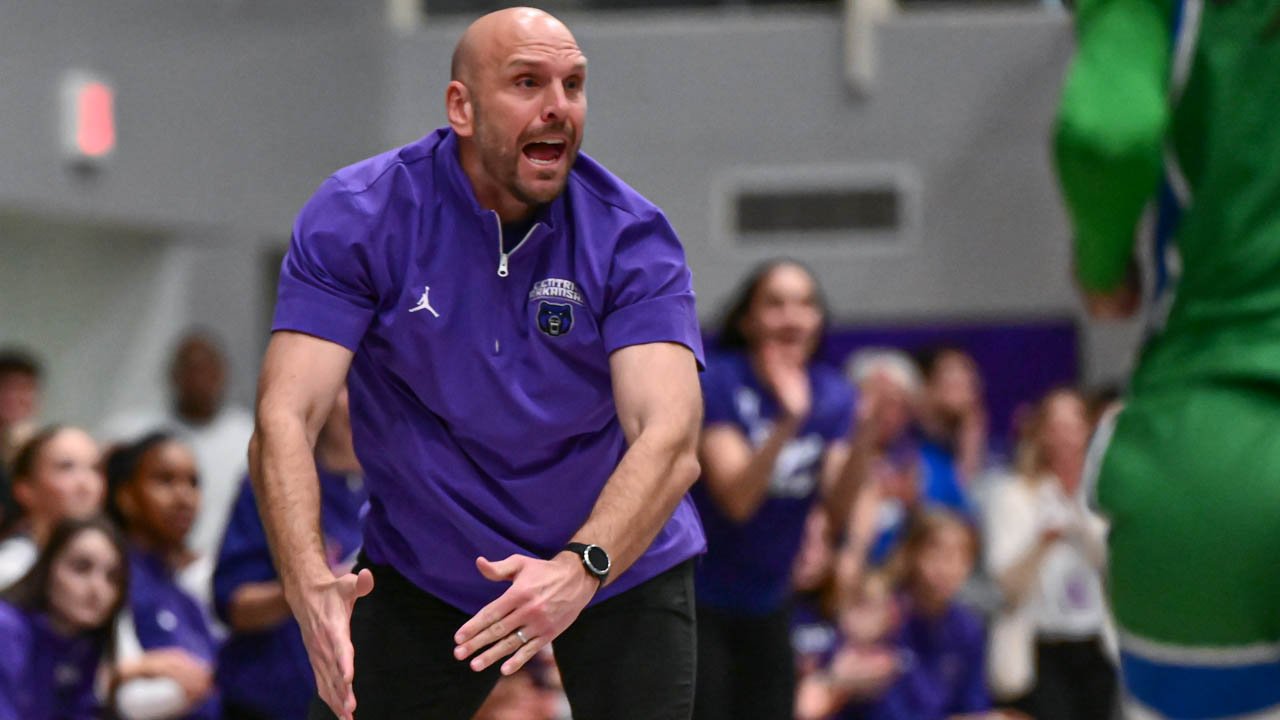 UCA Sugar Bears coach Tony Kemper at the Farris Center against Florida Gulf Coast