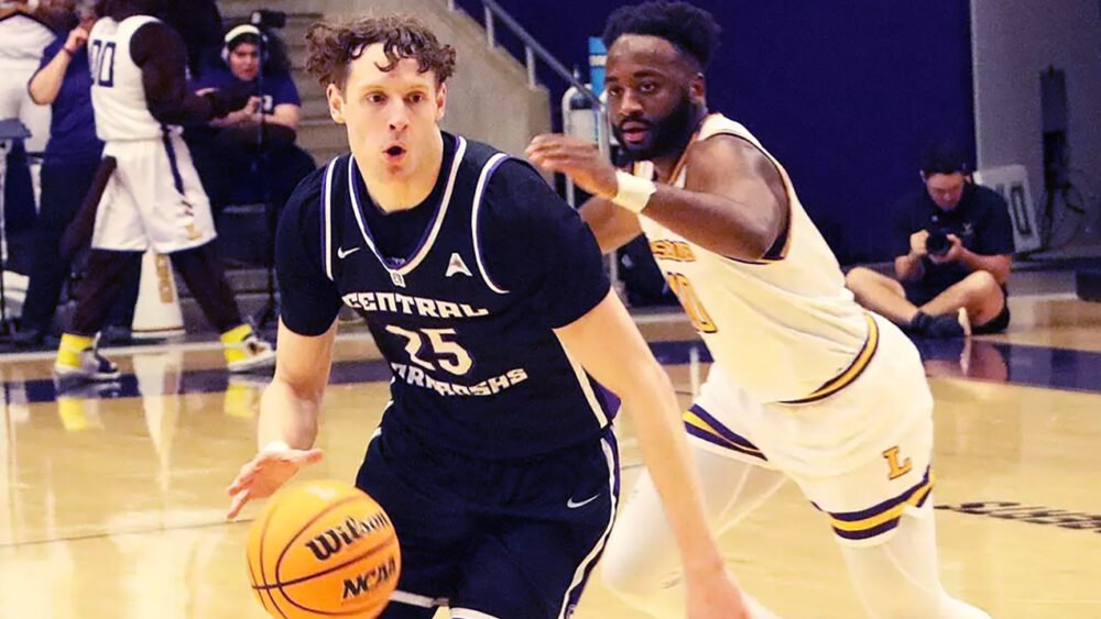 UCA Bears senior Elias Cato drives against the Lipscomb Bison